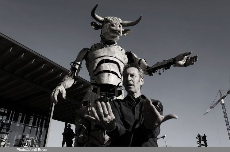 François Delaroziere  en train de parler devant son minotaure gigantesque à la Halle de La Machine